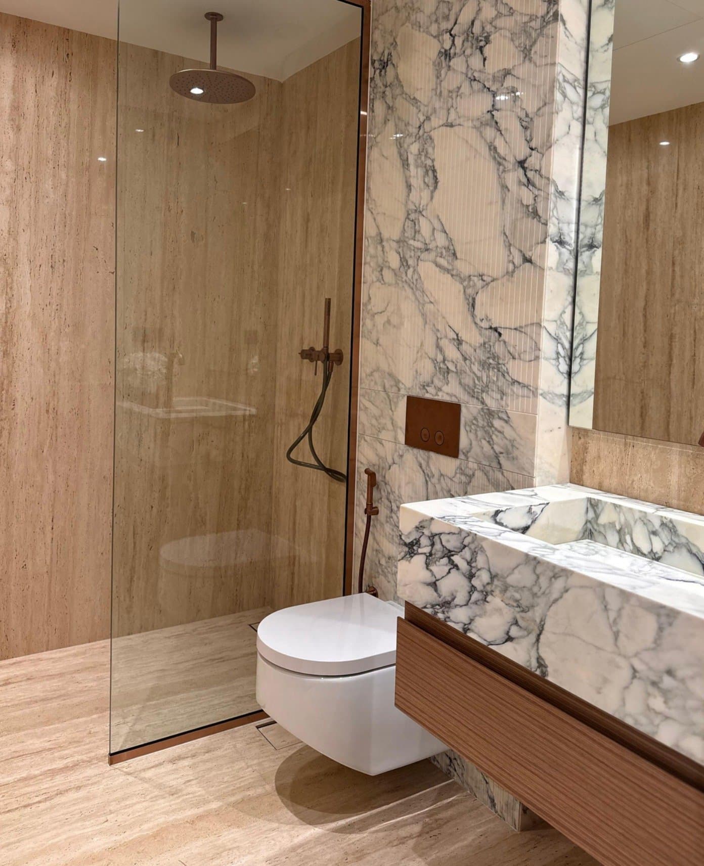 Marble wall cladding in a bathroom