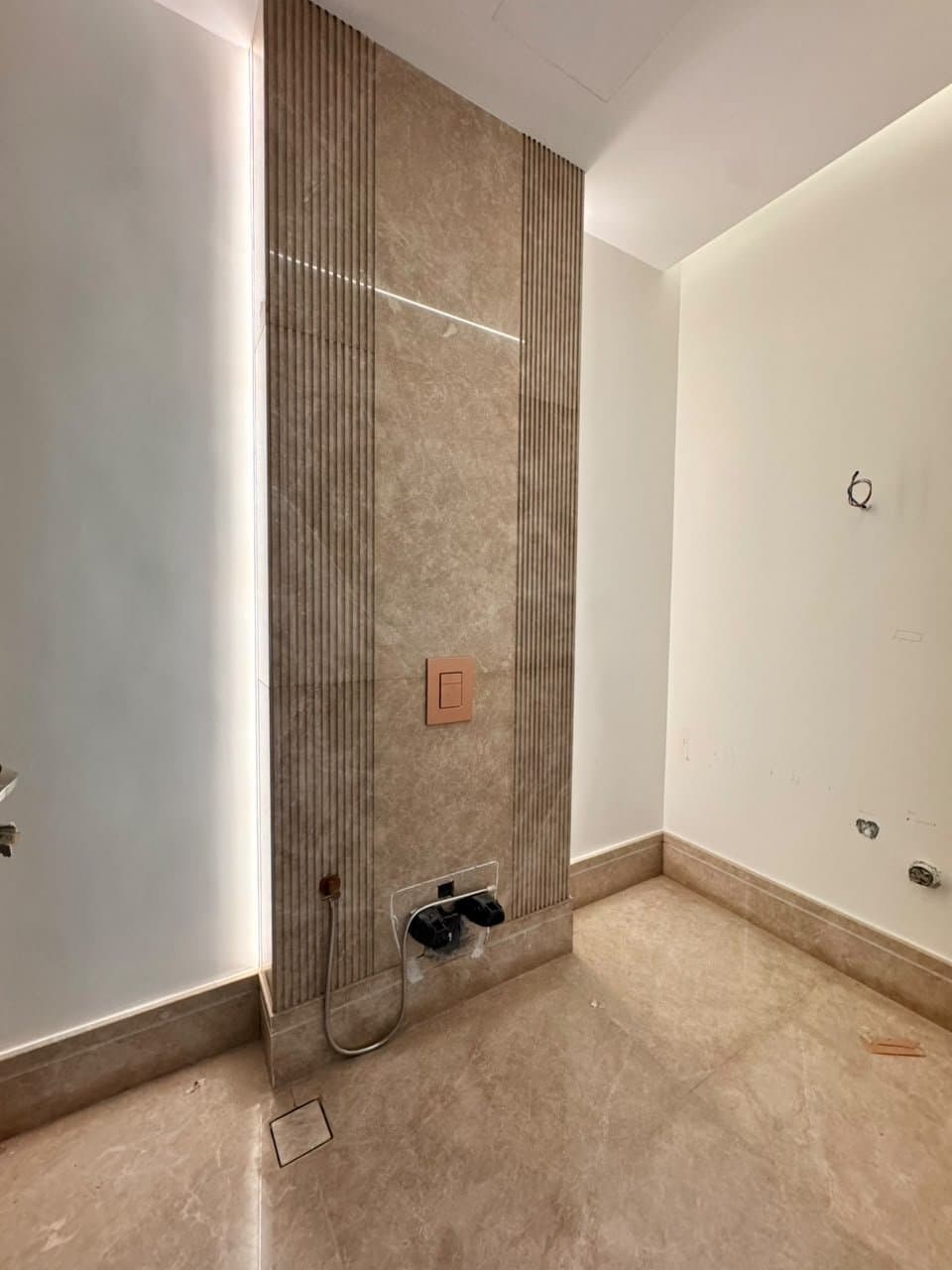 Fluted travertine wall cladding in a bathroom, floor to ceiling